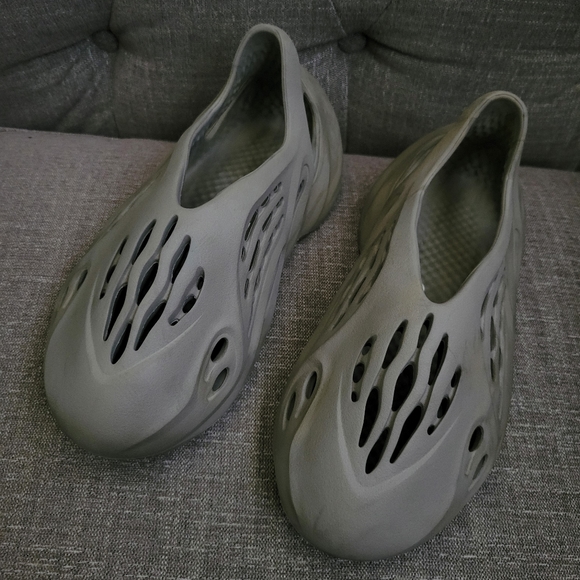 Yeezy - Picture 2 of 4